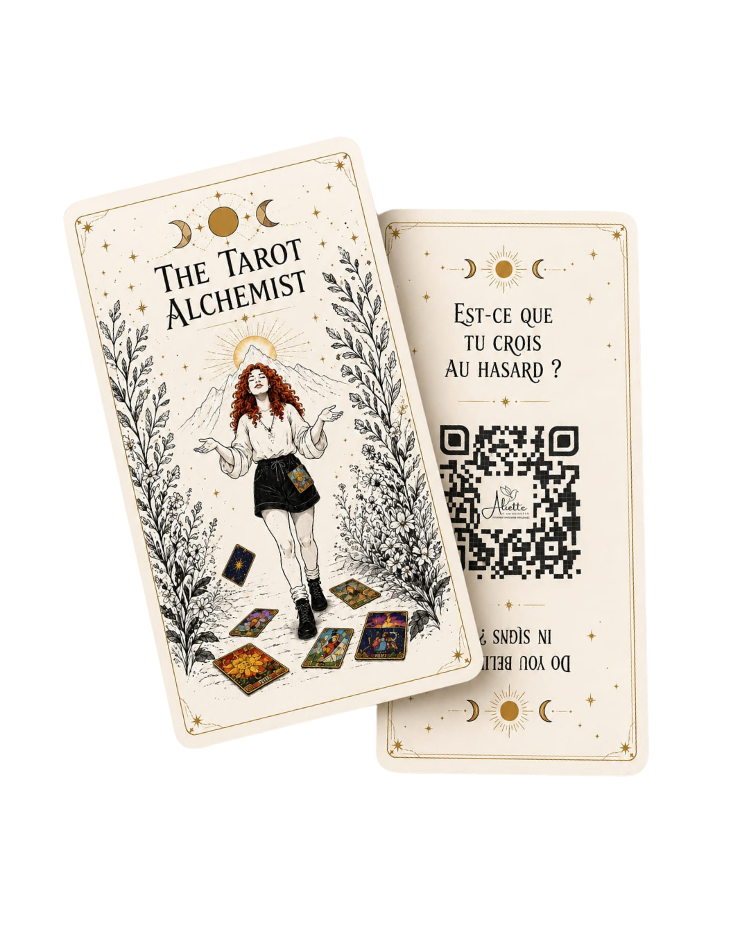 Carte de visite The Tarot Alchemist : Aliette L'Alouette marchant parmi les plantes et les cartes de tarot ; au dos, « Est-ce que tu crois au hasard ? »